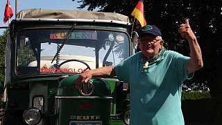Lauenförde: Die Lauenförder begrüßen ihren Weltenbummler mit dem Trecker, Winfried Langner.