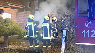 Feuerwehr muss Garagenbrand in Rheda-Wiedenbrück löschen