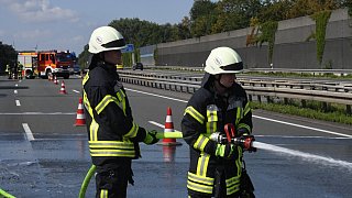 Lkw-Auflieger brennt auf der A2 bei Rheda-Wiedenbrück