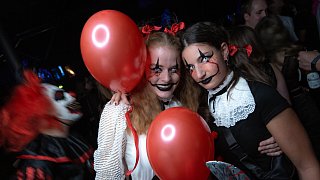Horrorparty im Ringlokschuppen: Clowns, Untote und Dämonen feiern bis spät in die Nacht.