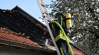 Feuerwehr löscht brennende Garage in Wiedenbrück