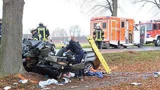 Junge Männer werden bei Unfall lebensgefährlich verletzt
