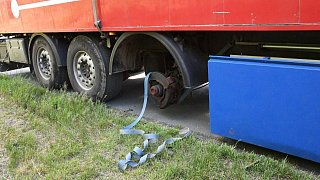 Glühende Bremse setzt 800 Quadratmeter Gras an A33 in Brand
