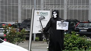 PETA-Aktivisten demonstrieren vor dem Fleischwerk Tönnies in Rheda