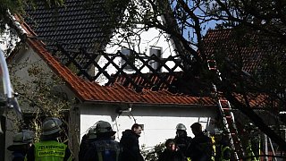 Feuerwehr löscht brennende Garage in Wiedenbrück