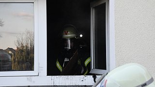 Feuerwehr löscht Wohnungsbrand in Verl
