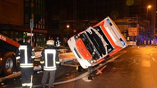 Gütersloh: Rettungswagen stößt mit Taxi zusammen und kippt um