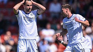 Arminia Bielefeld schlägt Unterhaching mit 2:1 und ist Tabellenführer. Der Aufstieg steht bereits fest.