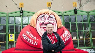 Trauriger Rosenmontag - Motto-Wagen in Düsseldorf