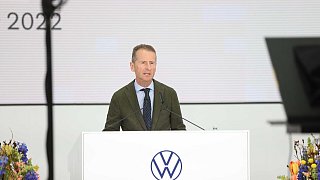 VW navigiert auf Sicht durch Krisen - Preise könnten steigen
