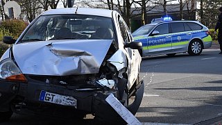 Drei Verletzte bei Unfall auf der Kahlertstraße in Gütersloh