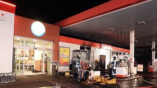 Brand in Gebäude einer Tankstelle