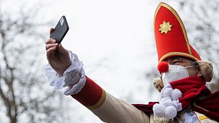 Trauriger Rosenmontag - Motto-Wagen in Düsseldorf