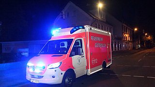 Feuerwehr löscht Feuer in Mehrfamilienhaus