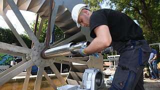Paderborn: Einbau des Wasserrades im Paderquellgebiet