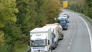 Lastwagen auf der B61 in Rheda-Wiedenbrück verunfallt