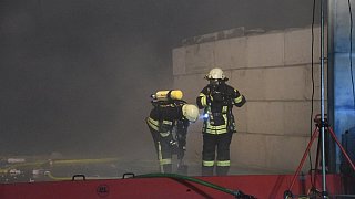 Styropor brennt in einer Gütersloher Lagerhalle