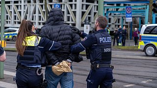 Polizei-Großeinsatz nach Schüssen vorm Bielefelder Landgericht