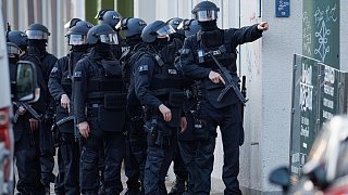Polizei-Großeinsatz nach Schüssen vorm Bielefelder Landgericht