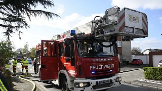 Feuerwehr löscht brennende Garage in Wiedenbrück