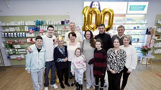 Überraschungsparty für 100-jährige Anneliese Kresse in der Apotheke