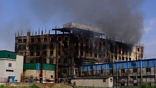 Behörden: Mehr als 50 Tote bei Fabrikbrand in Bangladesch