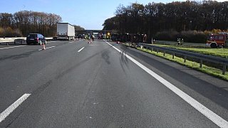 Lkw kippt auf der Autobahn 2 um