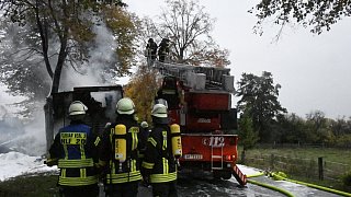 Lkw-Anhänger brennt auf der Paderborner Strasse in Verl