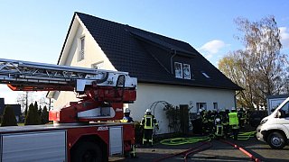Feuerwehr löscht Wohnungsbrand in Verl