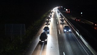 BMW geht auf der A33 plötzlich in Flammen auf