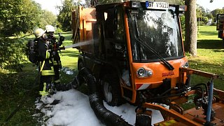 Verl: Großflächen-Rasenmäher gerät in Brand