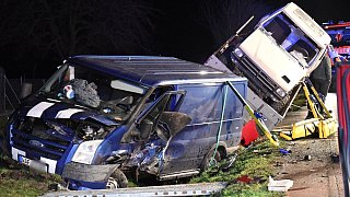 Zwei Autofahrer bei Unfall in Batenhorst eingeklemmt