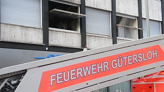 Feuerwehr löscht Zimmerbrand in Gütersloh