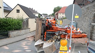 Borchen: Bagger auf der Hauptstraße umgekippt