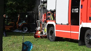 Verl: Großflächen-Rasenmäher gerät in Brand
