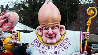 Trauriger Rosenmontag - Motto-Wagen in Düsseldorf