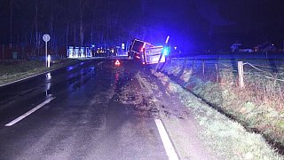 Lkw mit Puten kippt in Lintel in einen Straßengraben