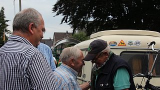 Lauenförde: Die Lauenförder begrüßen ihren Weltenbummler mit dem Trecker, Winfried Langner.
