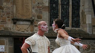 Theater mit Zirkuselementen