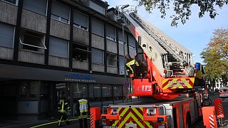 Feuerwehr löscht Zimmerbrand in Gütersloh