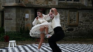 Theater mit Zirkuselementen