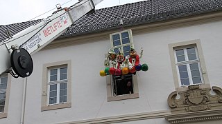 Steinheim: Jecke Ehrenpräsidenten schauen aus dem Rathaus