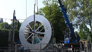 Paderborn: Einbau des Wasserrades im Paderquellgebiet