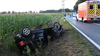 Auto überschlägt sich an Avenwedder Straße im Graben