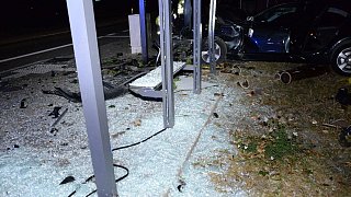 BMW prallt in Gütersloh gegen Buswartehäuschen