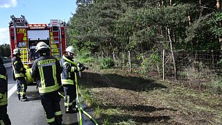 Glühende Bremse setzt 800 Quadratmeter Gras an A33 in Brand