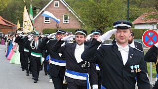 Warburg: Die Warburger Schützen und Regenten feiern beim Stadtschützenfest in Calenberg ihr Stadtschützenkönigspaar Rainer und Bärbel Schnückel