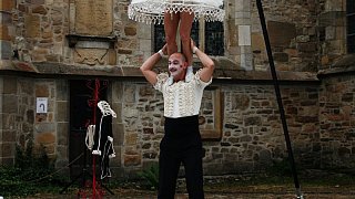 Theater mit Zirkuselementen