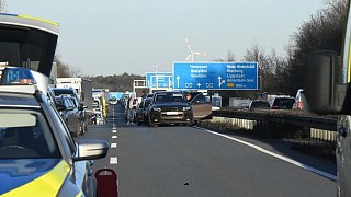Pkw geht nach Auffahrunfall auf der A2 bei Rheda-Wiedenbrück in Flammen auf