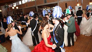 Warburg: Die Warburger Schützen und Regenten feiern beim Stadtschützenfest in Calenberg ihr Stadtschützenkönigspaar Rainer und Bärbel Schnückel